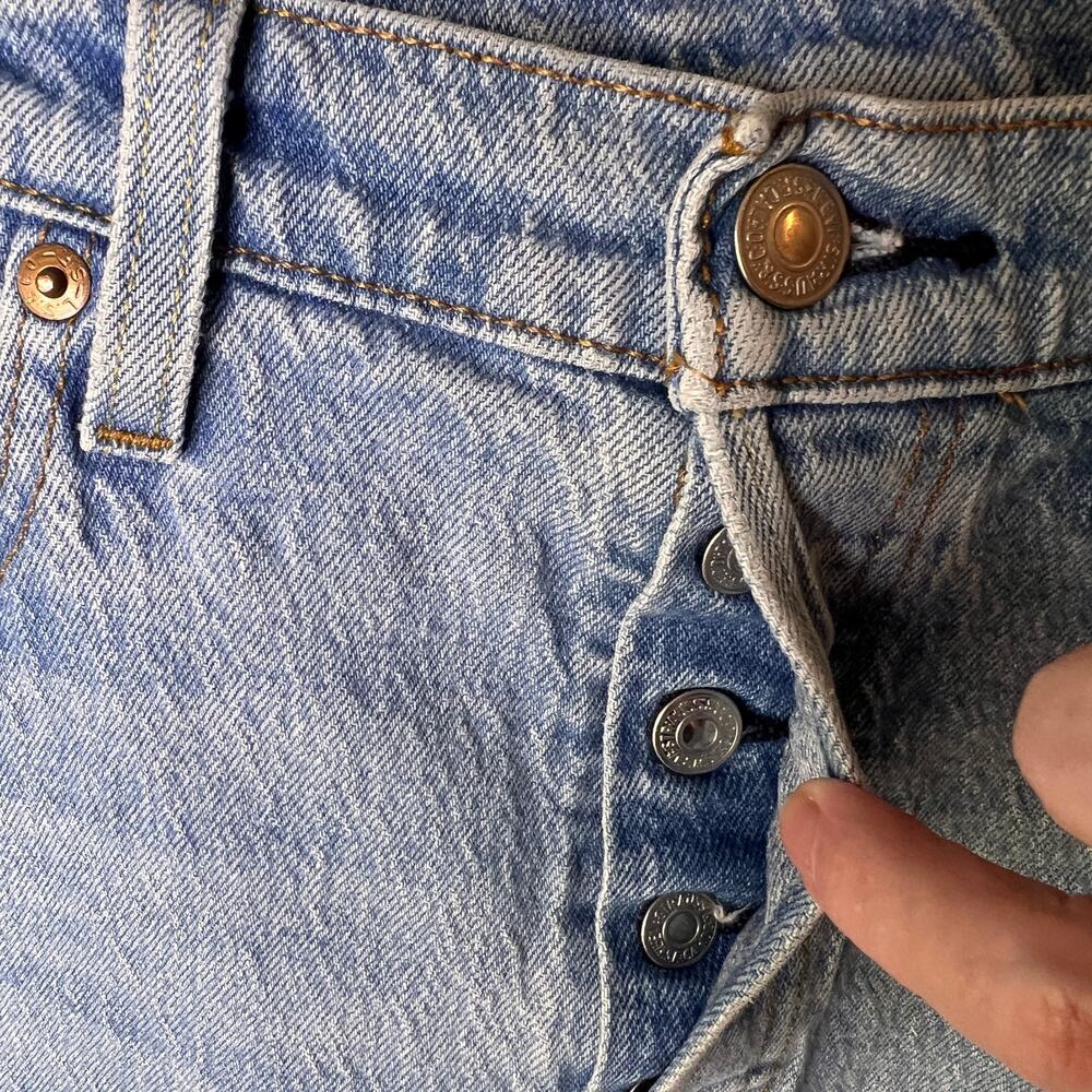 Levis Jeans Womens Size W28XL32 Light Wash Button Fly Distressed Straight Leg - Picture 10 of 16